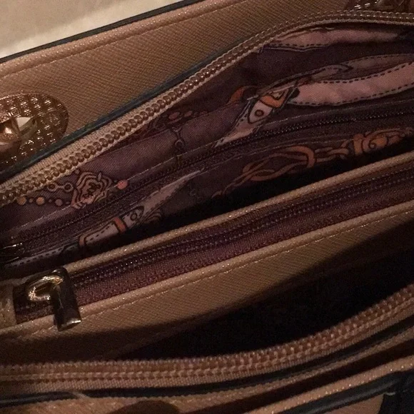 Cute Handbags with crossbody strap. - Picture 7 of 9